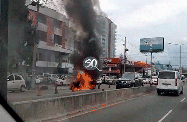 Vehículo Coge candela en plena avenida 27 de Febrero